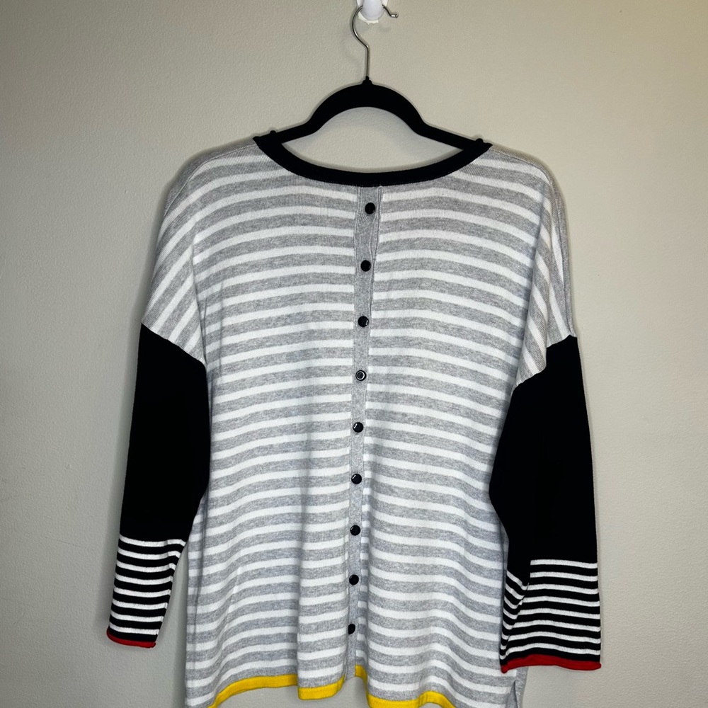 Women’s XL size V-neck 3/4 sleeve blouse with buttons in the back.